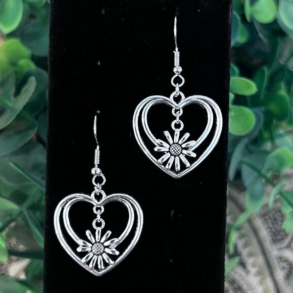 Jewelry - NWOT - Elegant Silver Heart Floral Earrings